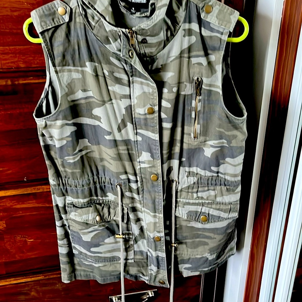 Women’s hooded camo utility vest